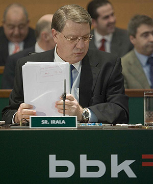 El presidente de la BBK (Bilbao Bizkaia Kutxa) vuelve a hablar de la unión de las tres cajas vascas.