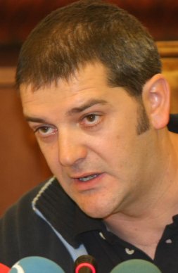 El alcalde de Villava impone la ikurriña a todos los navarros.
