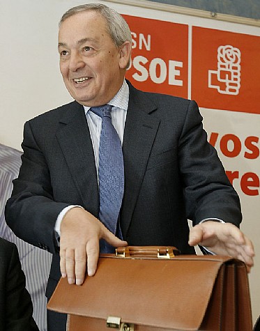 Solchaga: “”Zapatero vive en un mundo presidencialista en donde trata a todos como secretarios”